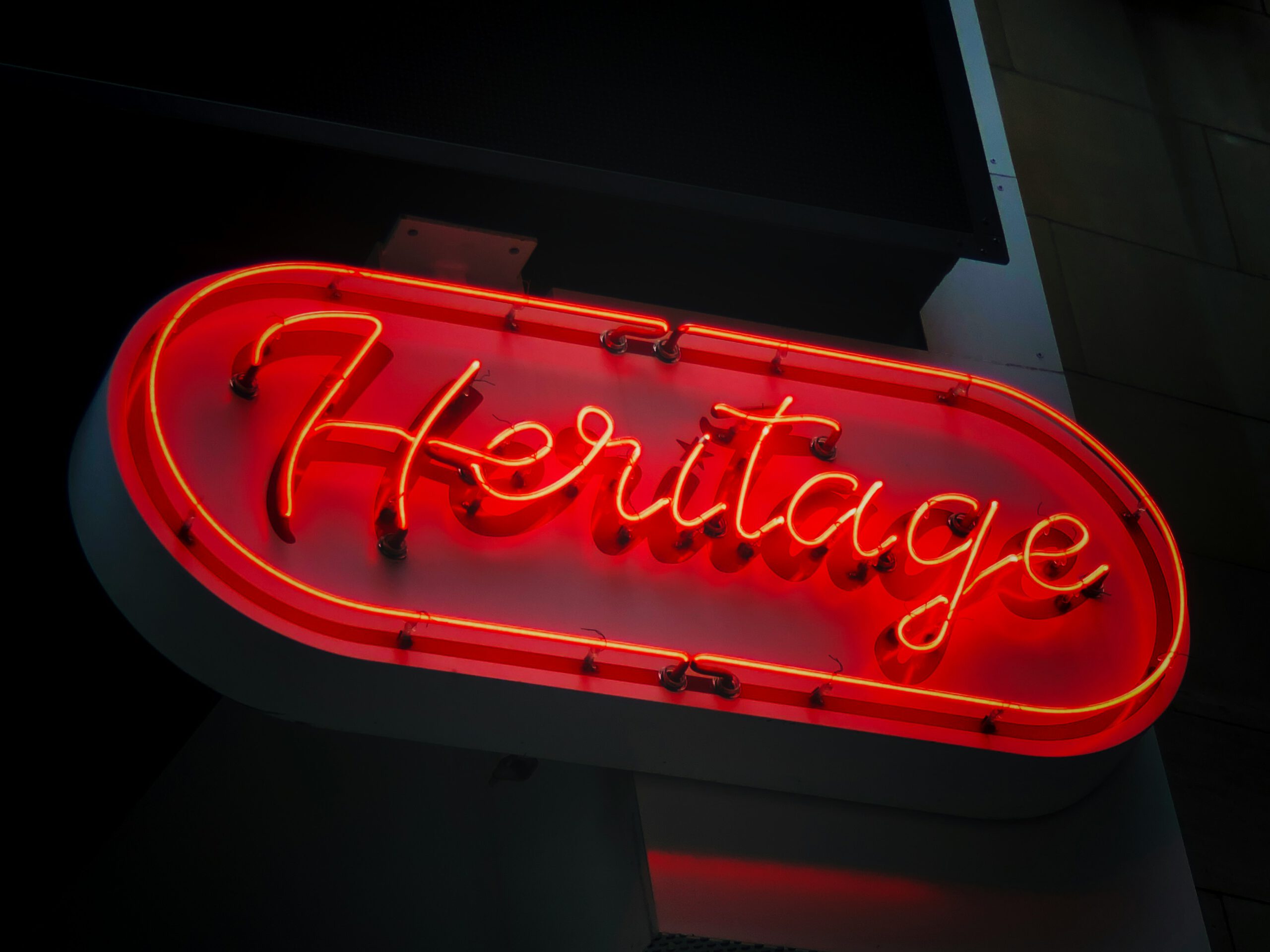 Schild mit der Aufschrift "Heritage"